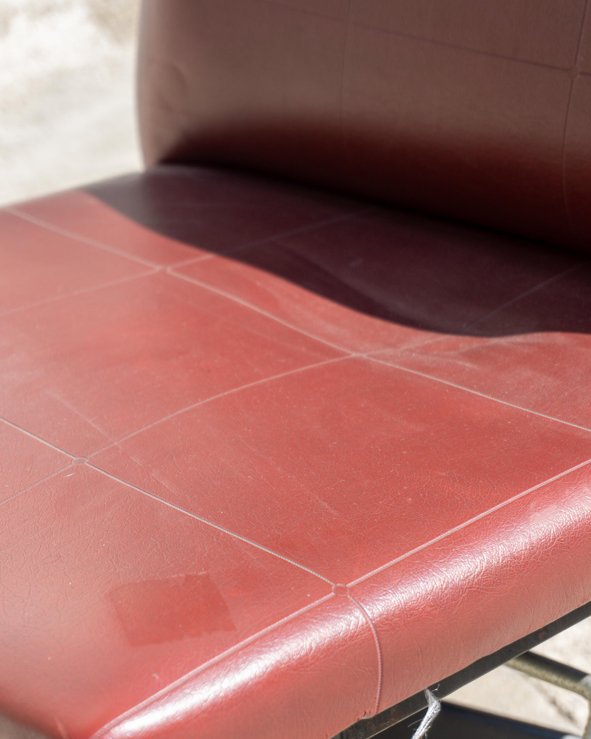 Poltrona da ufficio vintage bordeaux in semilpelle con rotelle – 1970