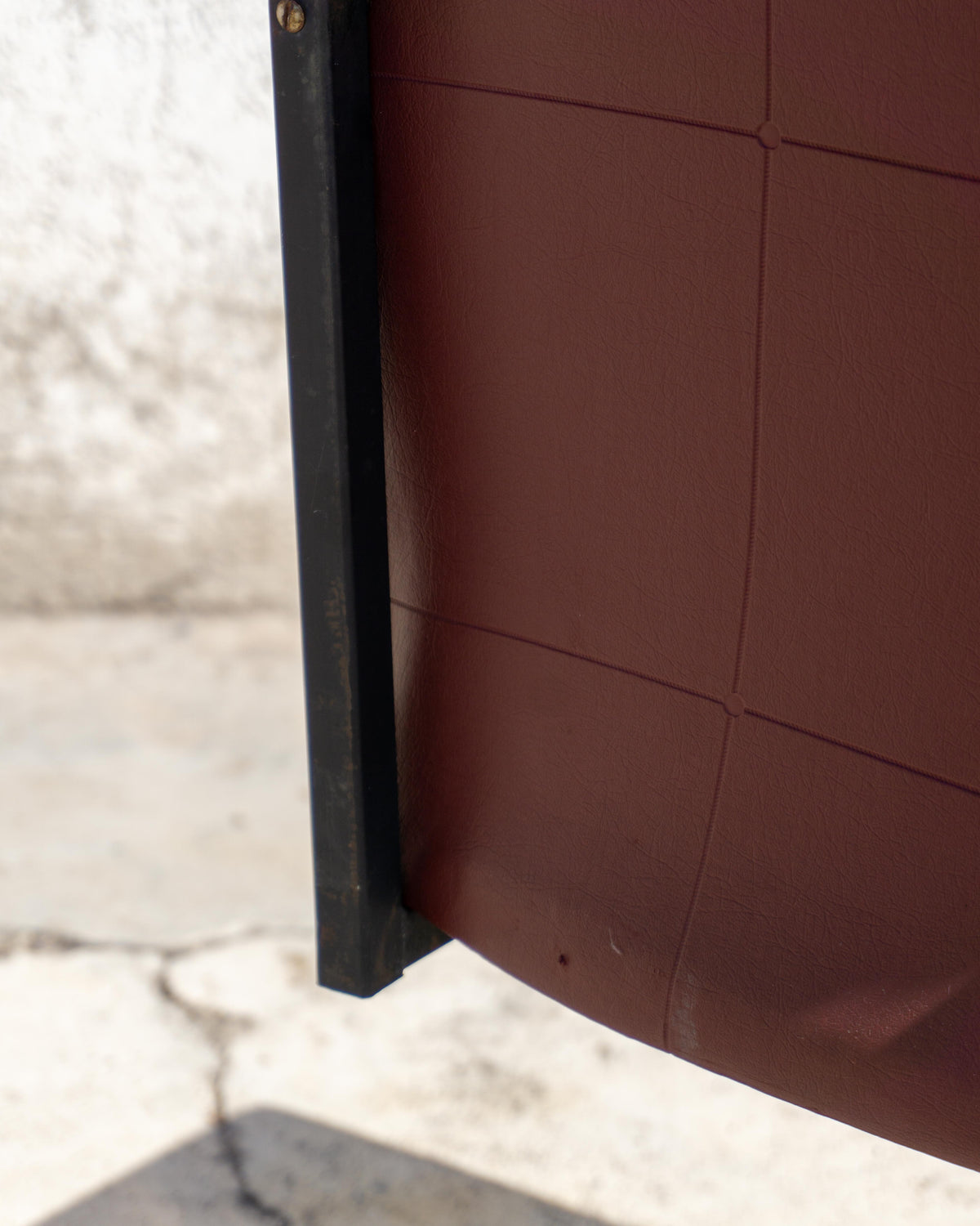 Poltrona da ufficio vintage bordeaux in semilpelle con rotelle – 1970