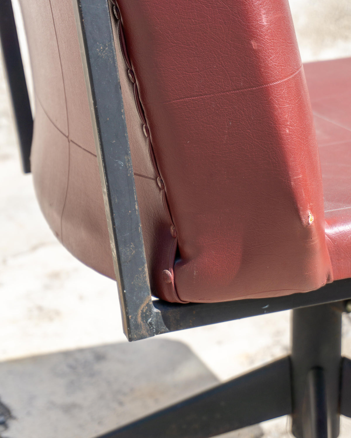 Poltrona da ufficio vintage bordeaux in semilpelle con rotelle – 1970