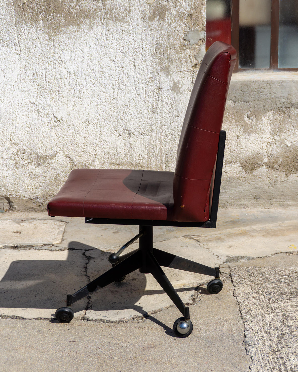 Poltrona da ufficio vintage bordeaux in semilpelle con rotelle – 1970