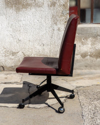 Poltrona da ufficio vintage bordeaux in semilpelle con rotelle – 1970