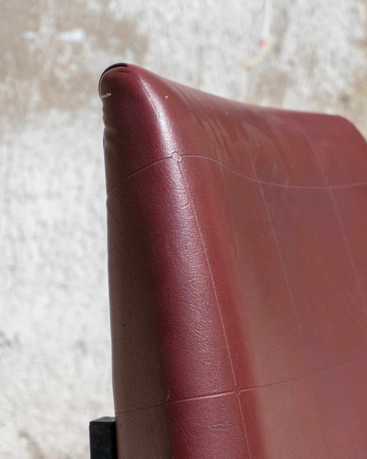 Poltrona da ufficio vintage bordeaux in semilpelle con rotelle – 1970
