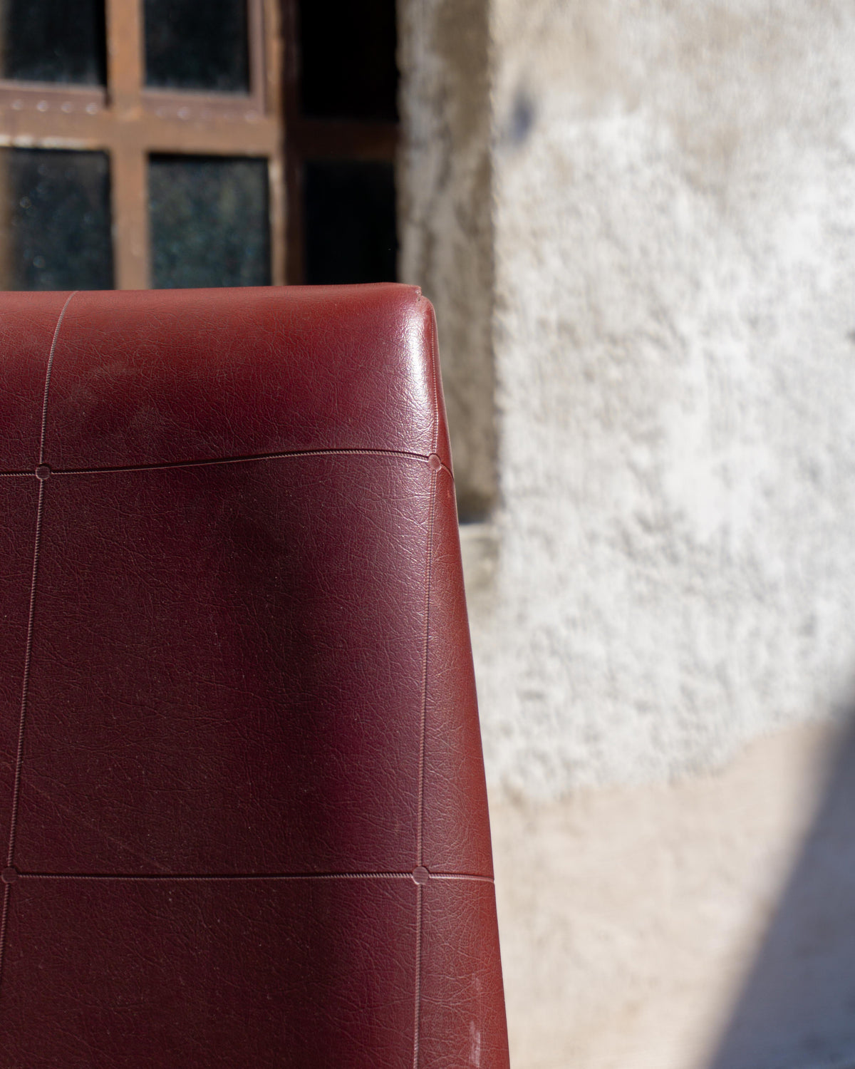 Poltrona da ufficio vintage bordeaux in semilpelle con rotelle – 1970