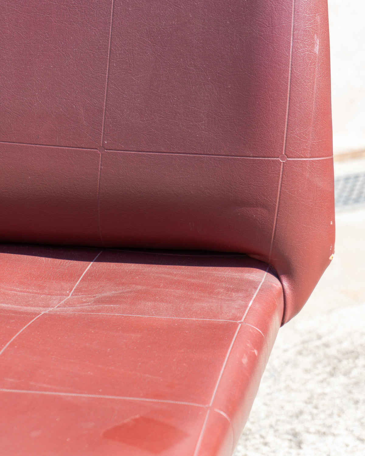 Poltrona da ufficio vintage bordeaux in semilpelle con rotelle – 1970