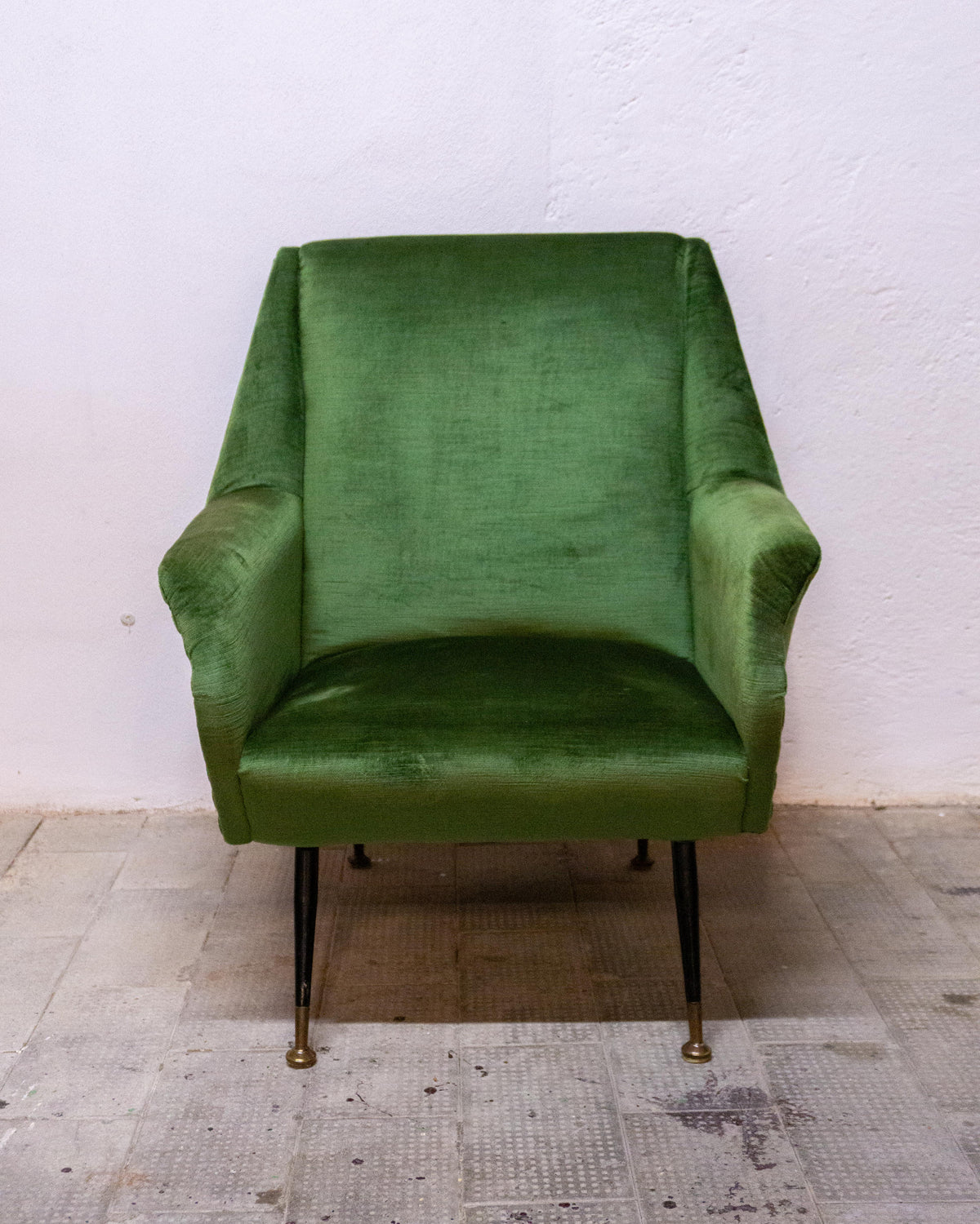 Poltrona in velluto con piedi a spillo in ottone – anni ’50