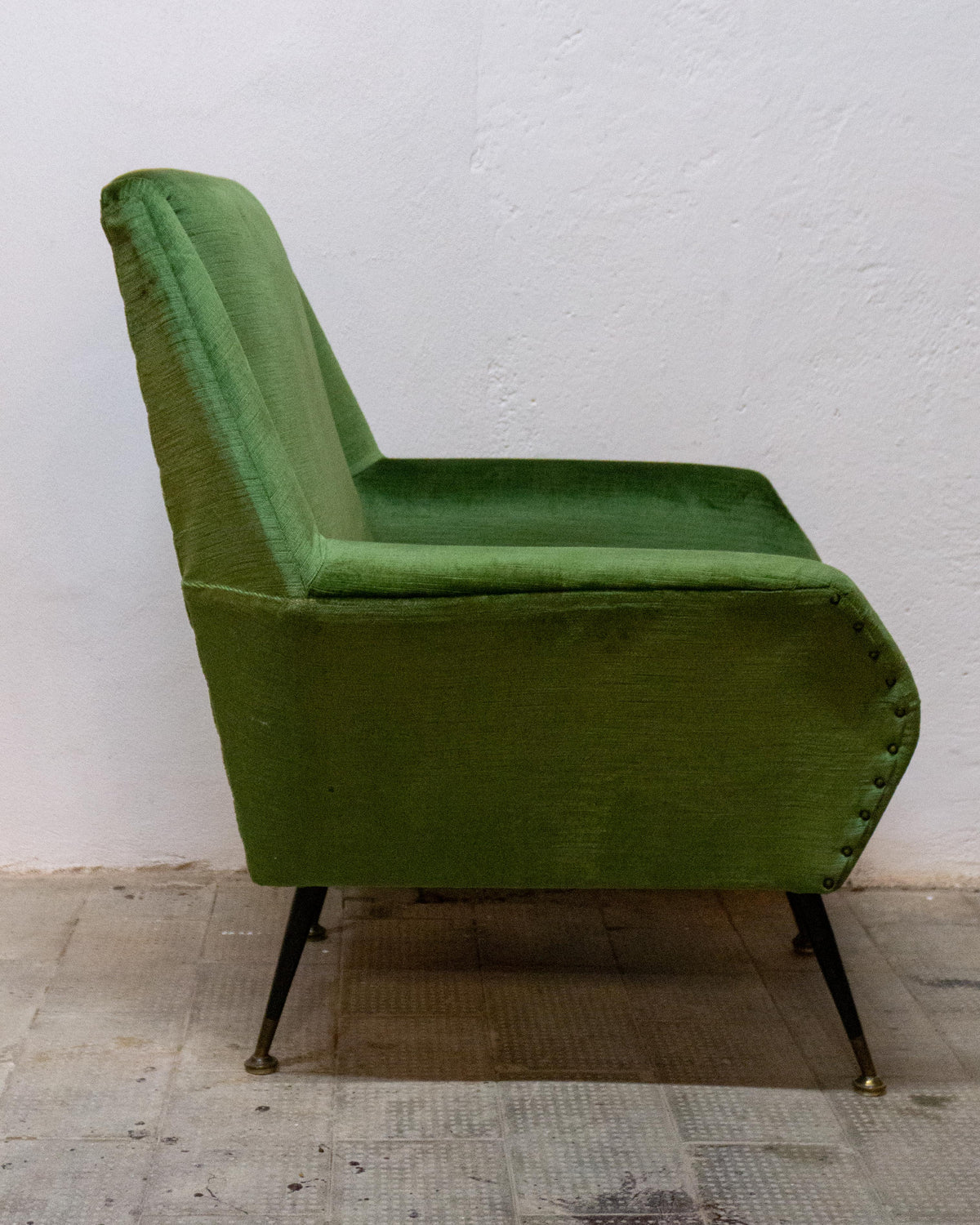 Poltrona in velluto con piedi a spillo in ottone – anni ’50