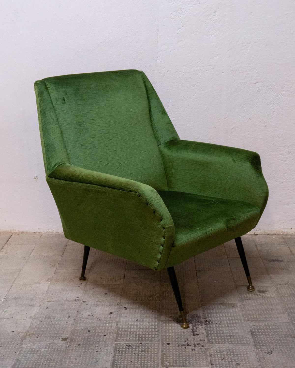 Poltrona in velluto con piedi a spillo in ottone – anni ’50