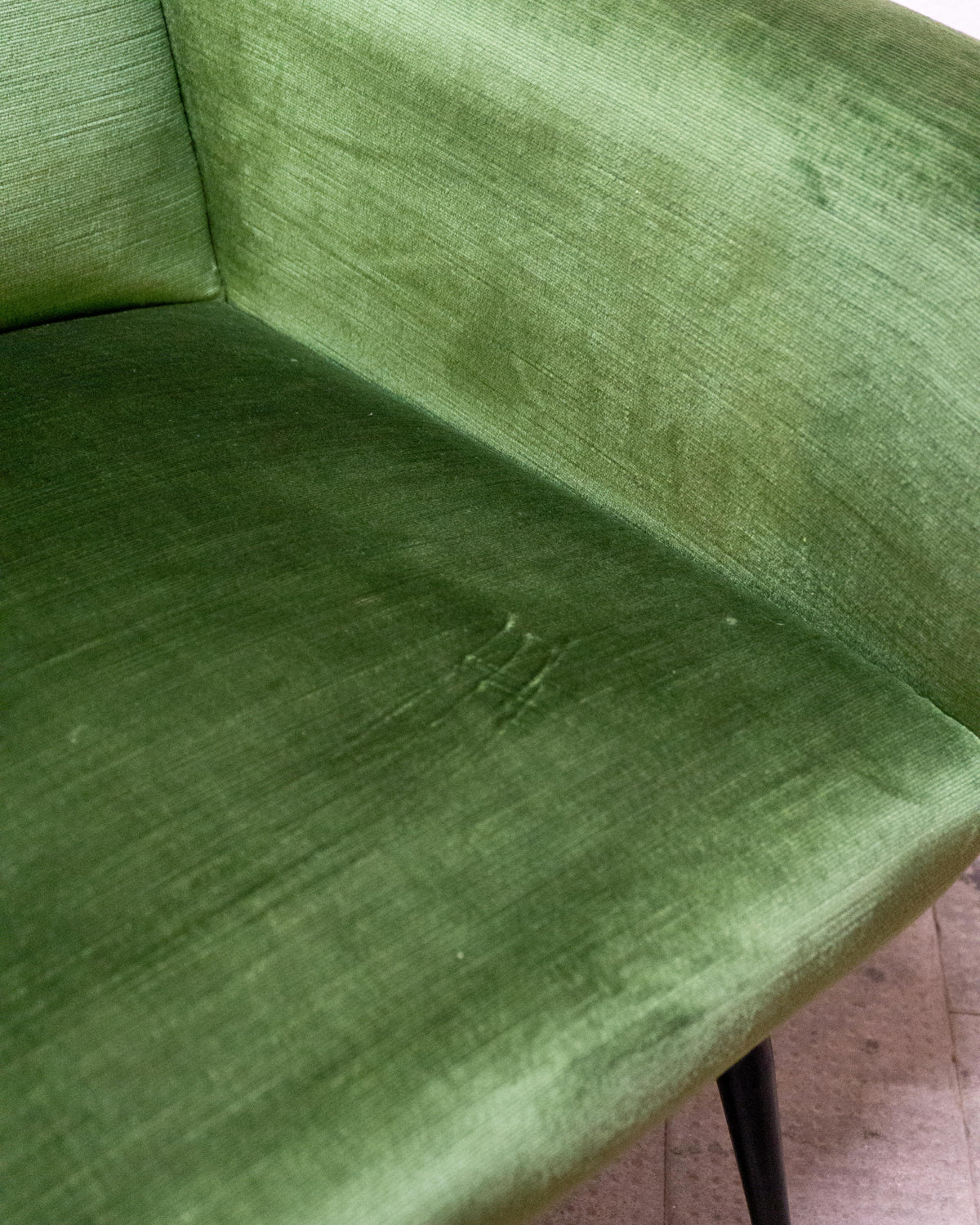 Poltrona in velluto con piedi a spillo in ottone – anni ’50