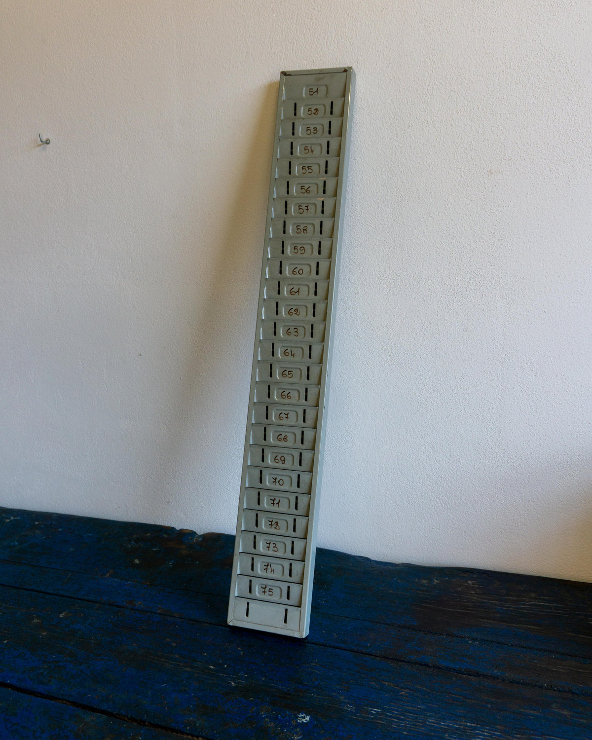 Portacartellini industriale in metallo grigio – 1980
