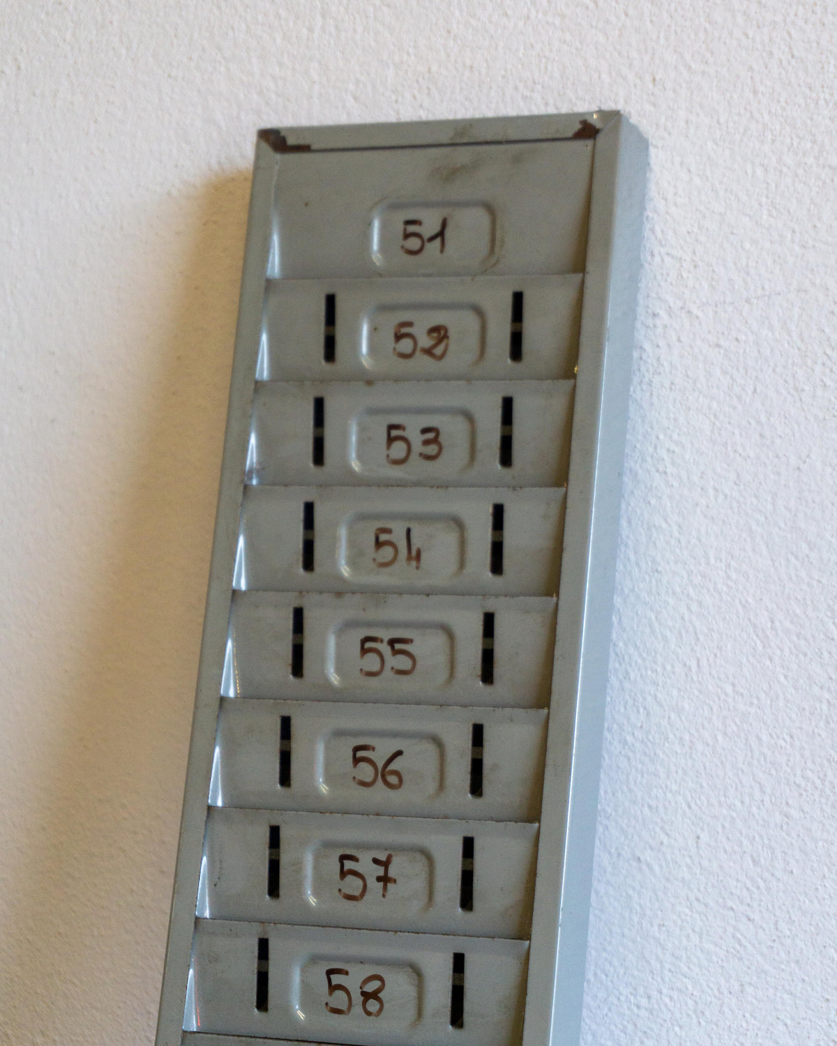 Portacartellini industriale in metallo grigio – 1980