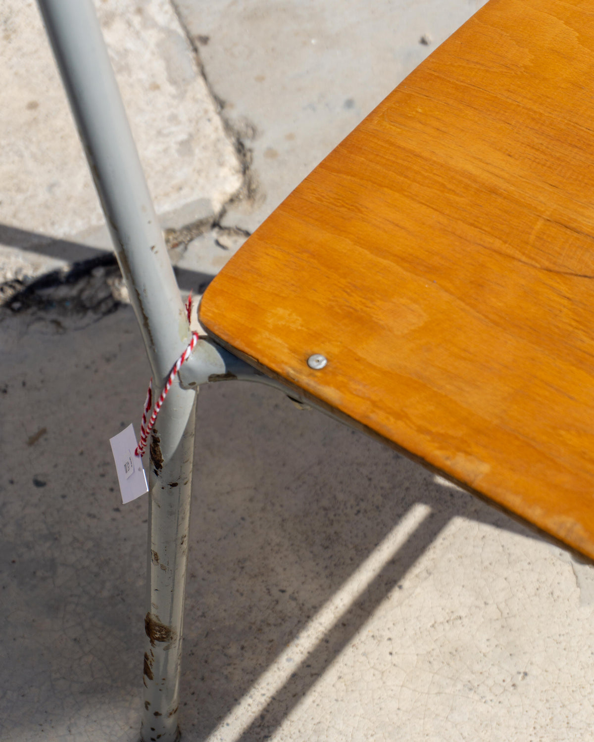 Sedia scolastica vintage in legno e metallo – 1980