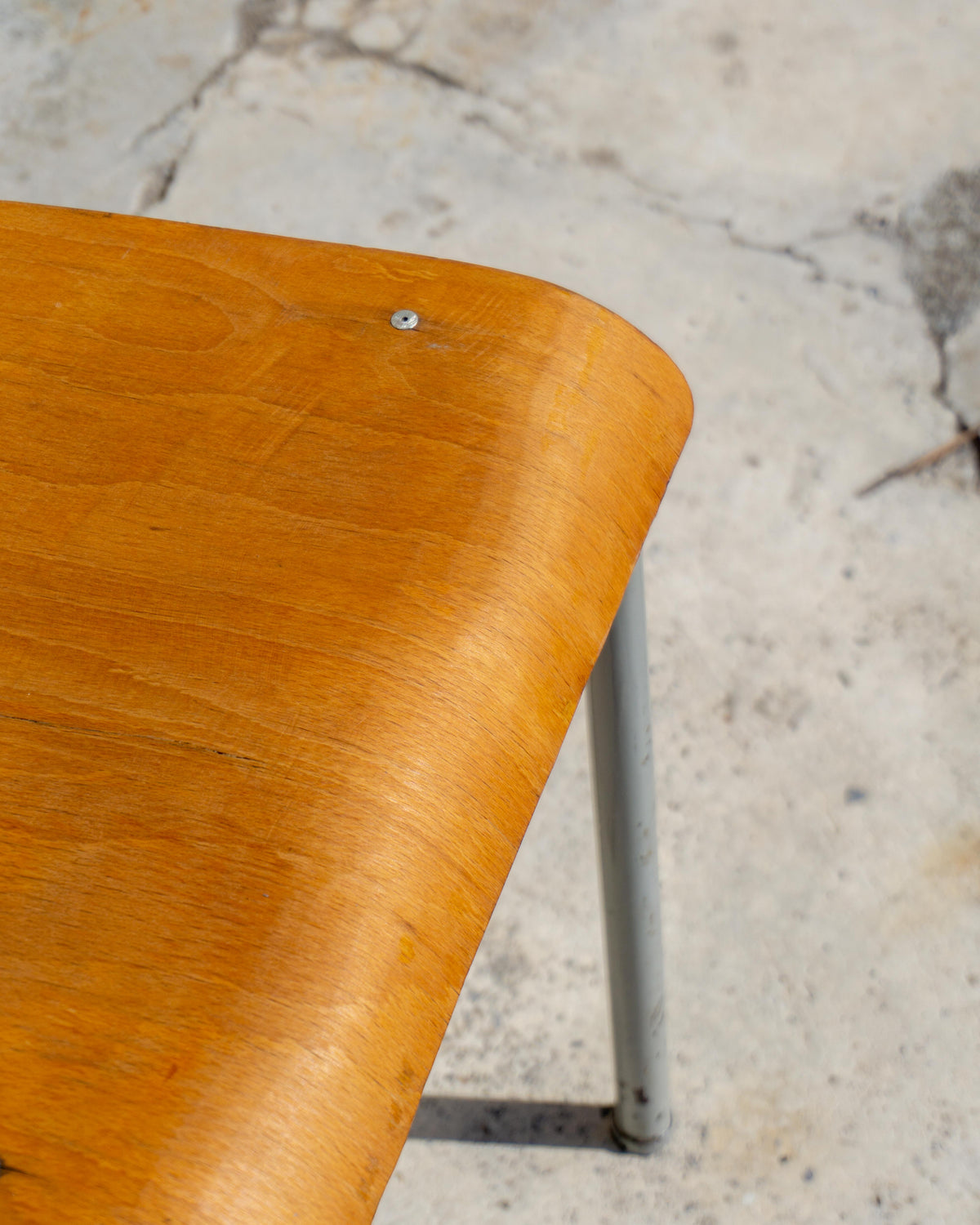 Sedia scolastica vintage in legno e metallo – 1980