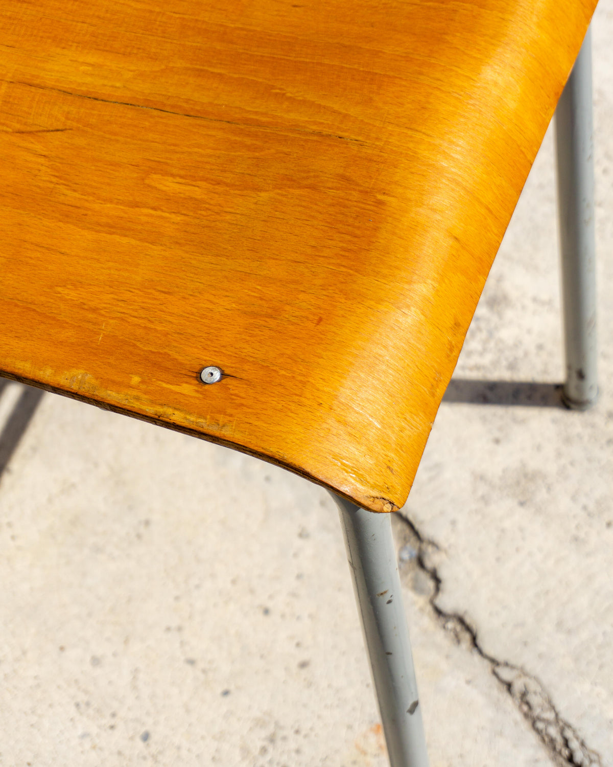 Sedia scolastica vintage in legno e metallo – 1980