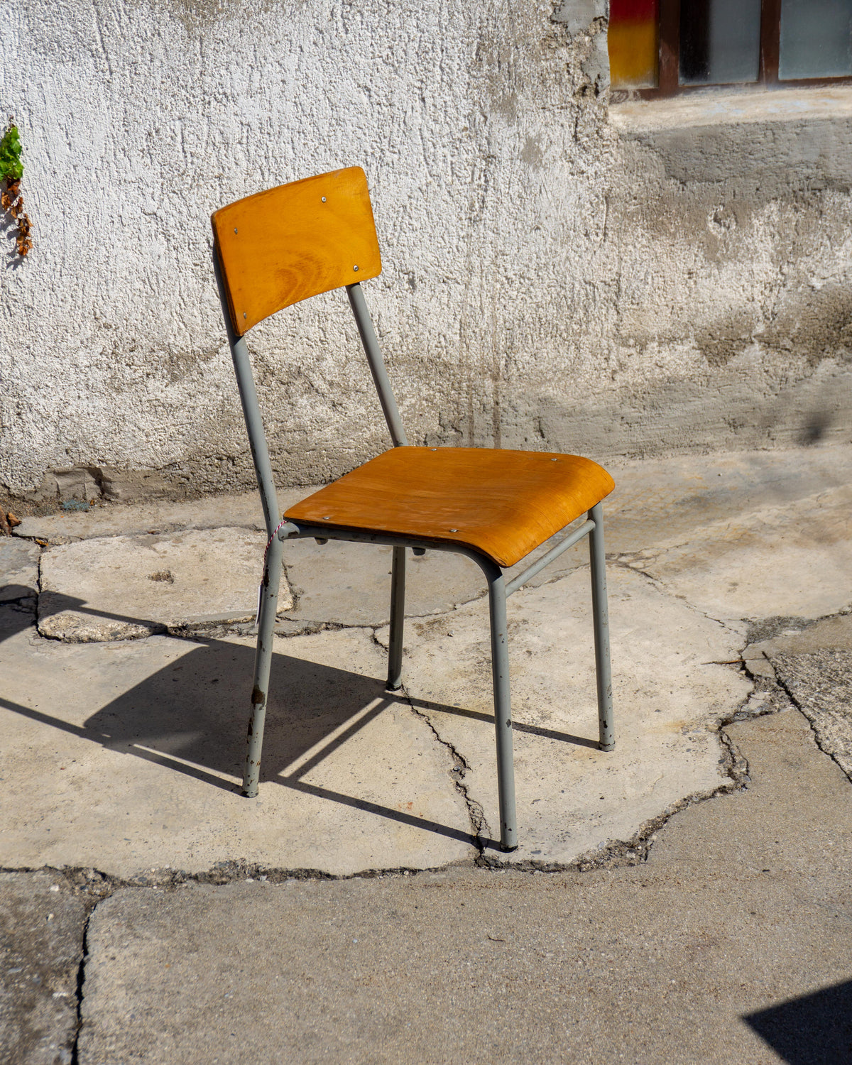 Sedia scolastica vintage in legno e metallo – 1980