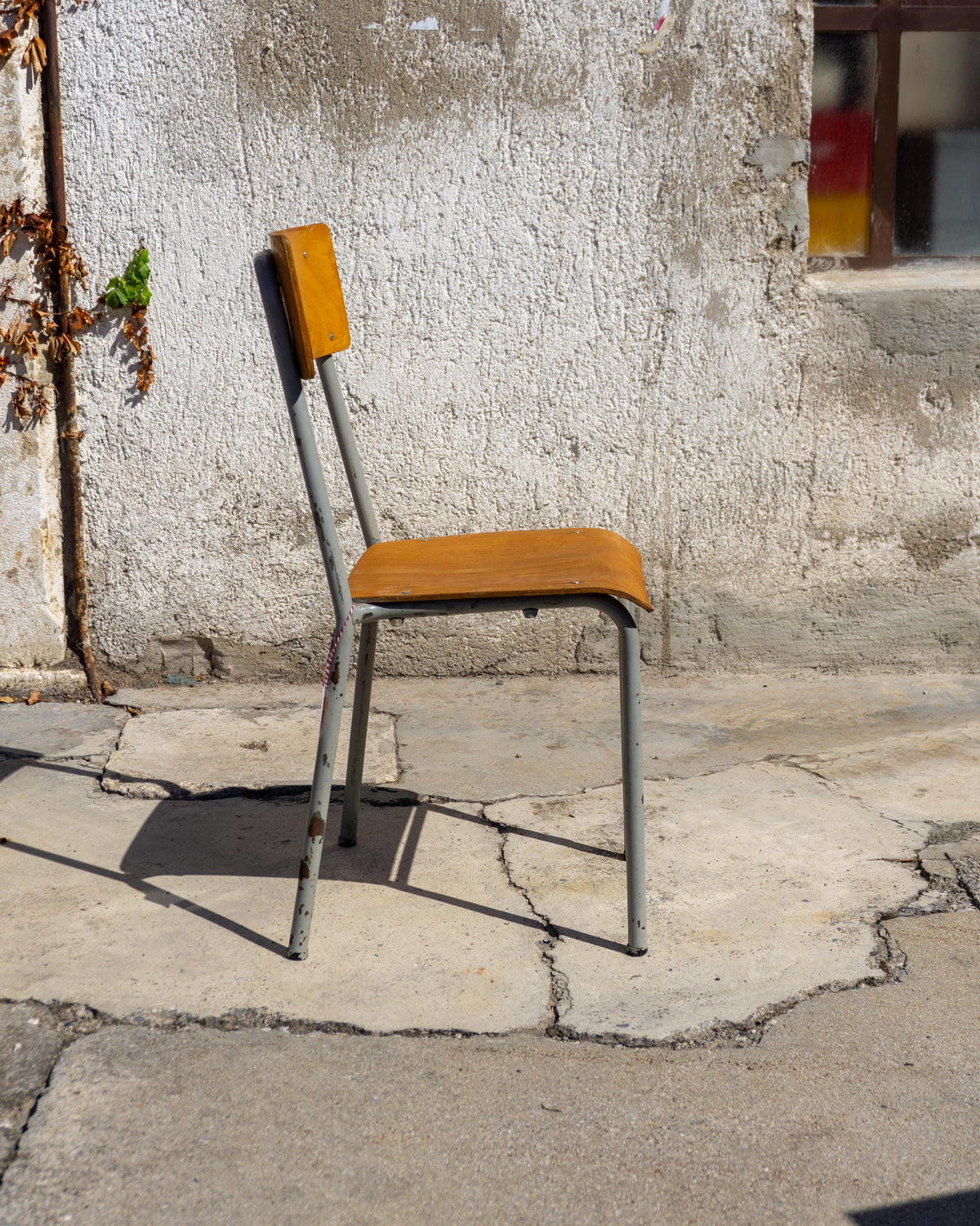 Sedia scolastica vintage in legno e metallo – 1980