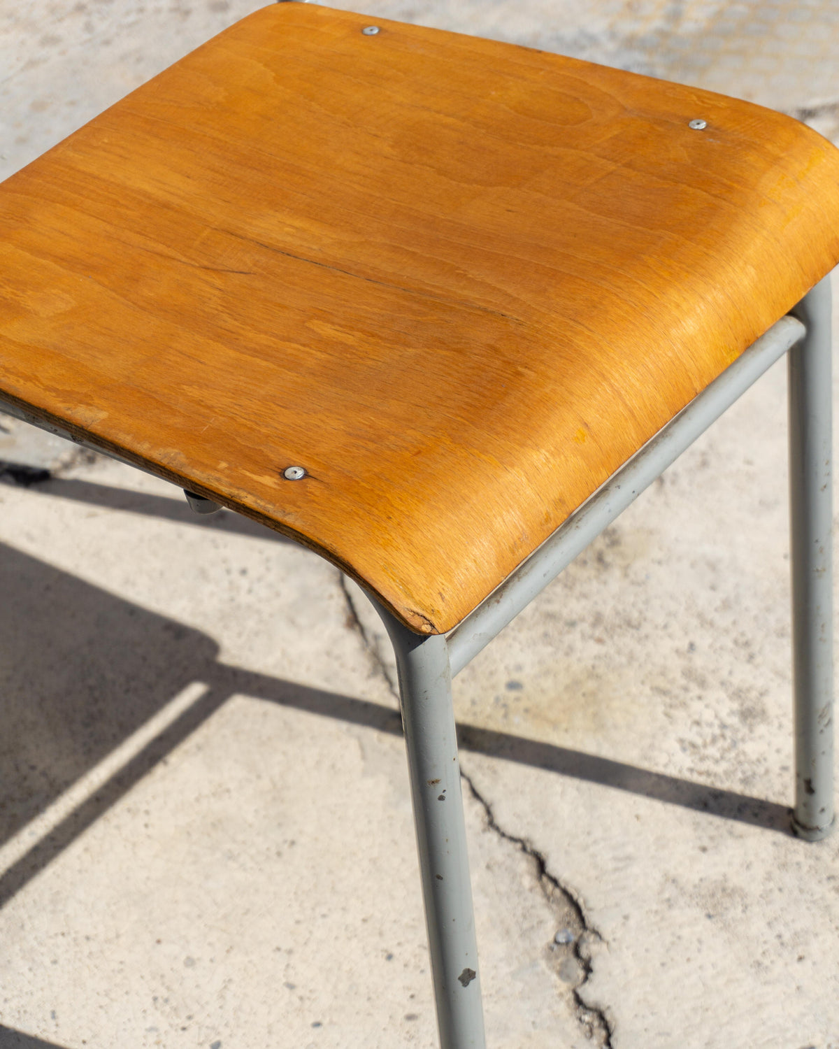 Sedia scolastica vintage in legno e metallo – 1980