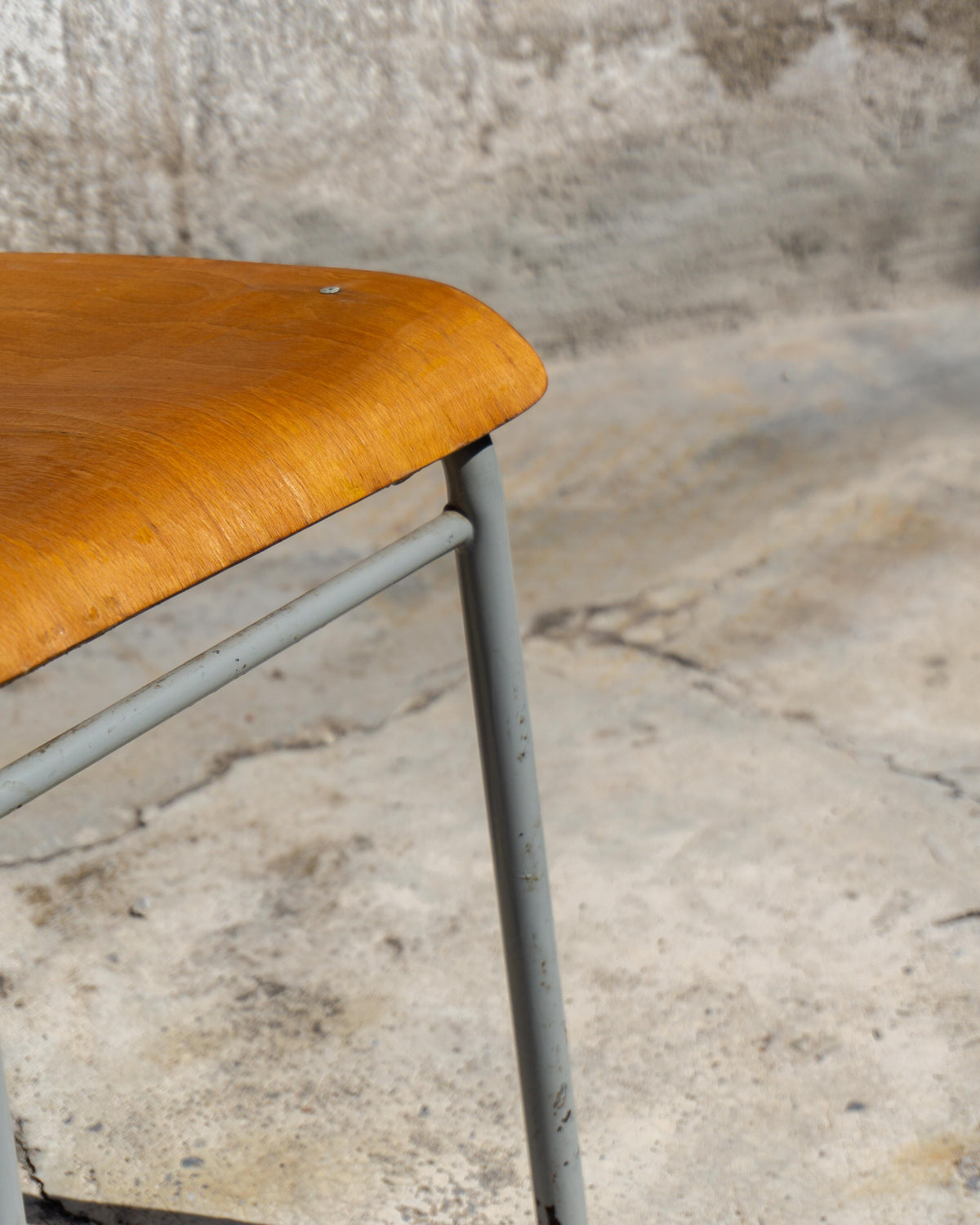Sedia scolastica vintage in legno e metallo – 1980