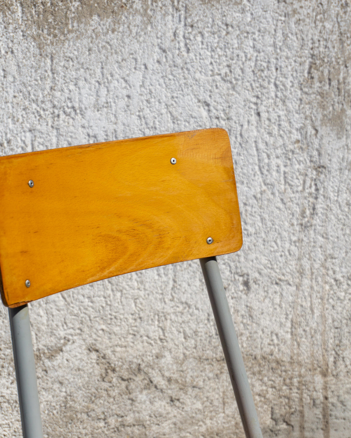 Sedia scolastica vintage in legno e metallo – 1980