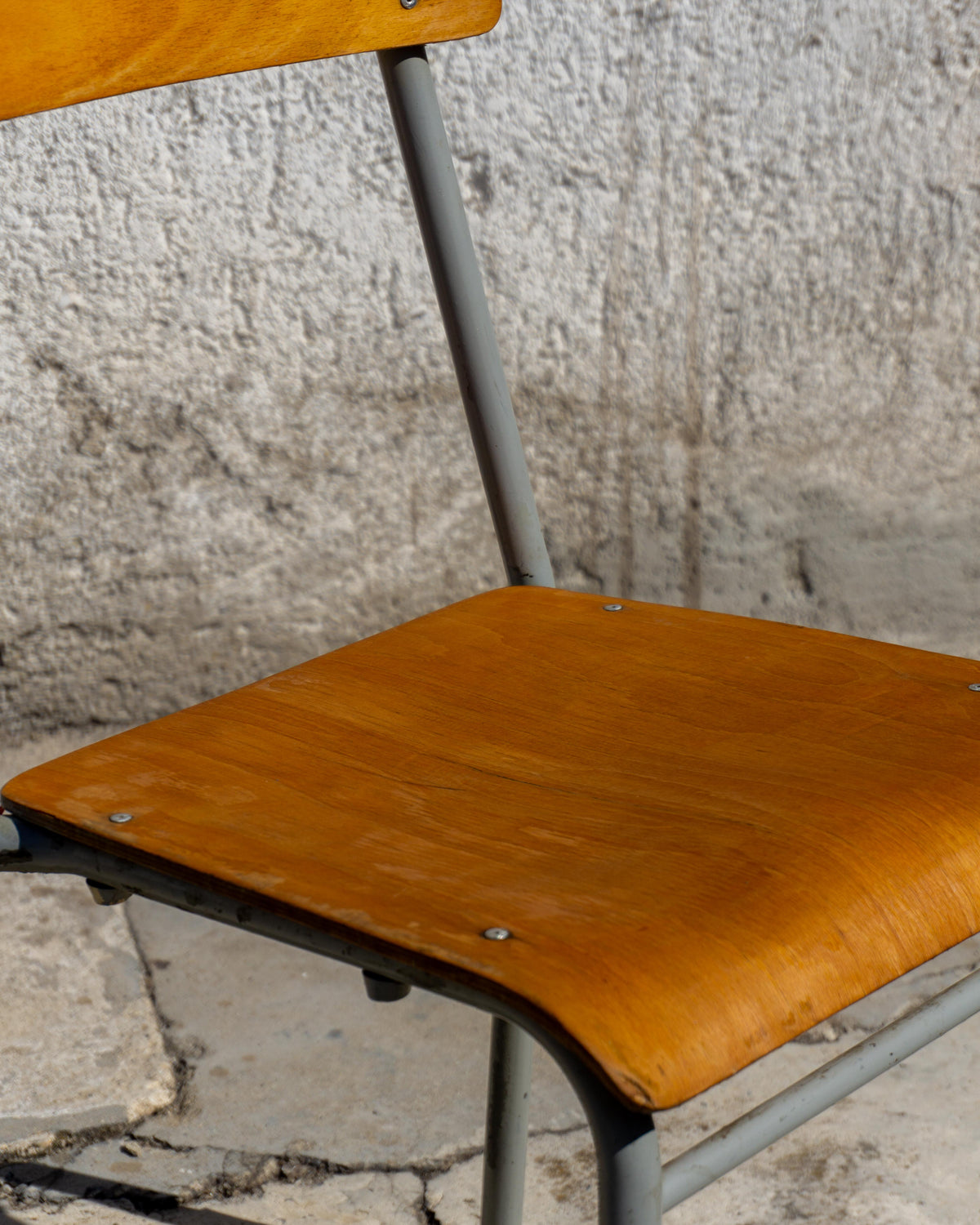 Sedia scolastica vintage in legno e metallo – 1980