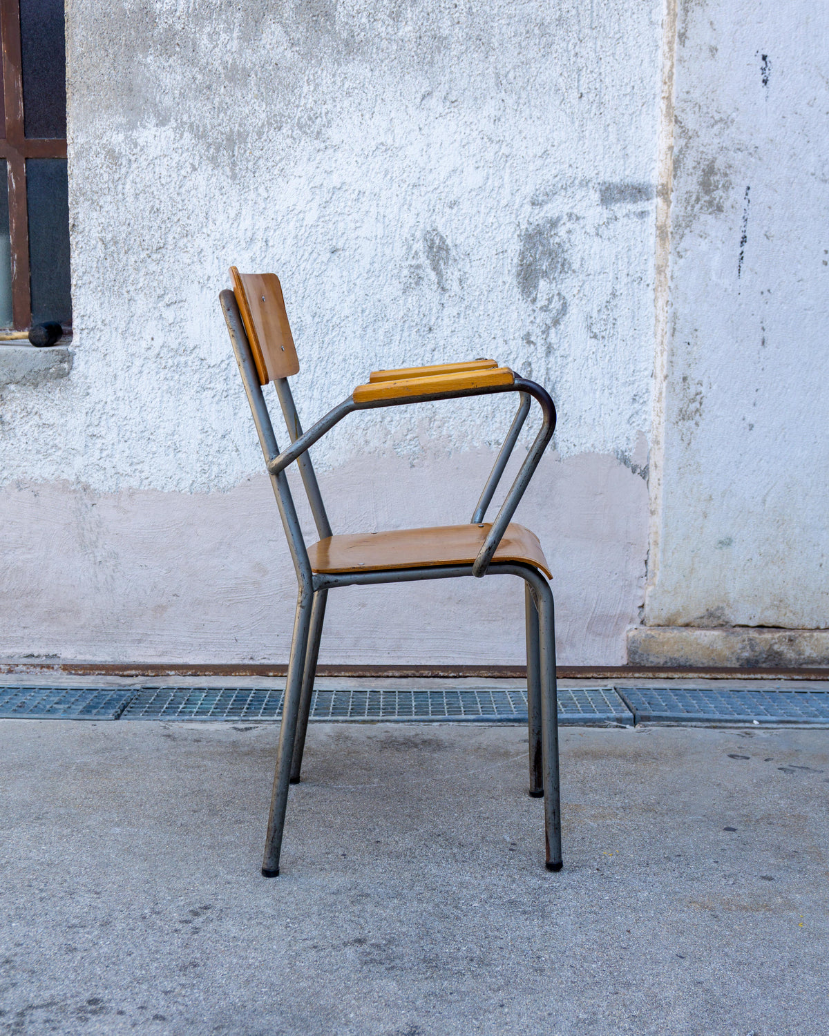 Sedia vintage da maestra con braccioli – anni '70