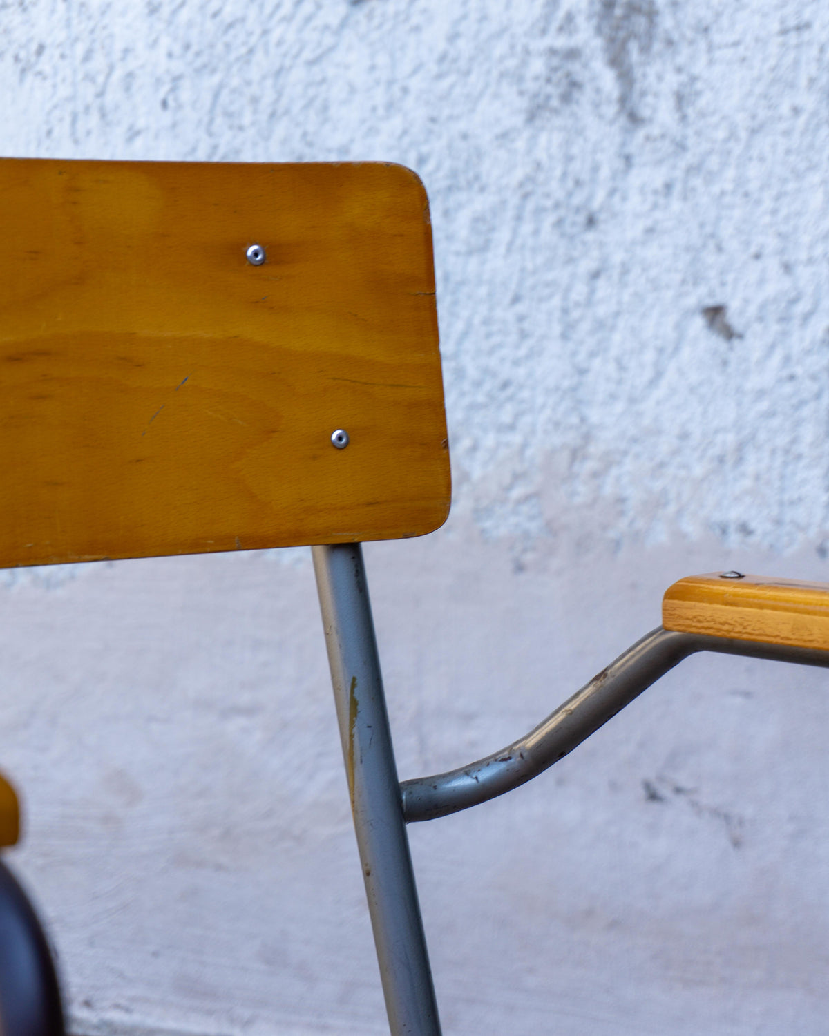 Sedia vintage da maestra con braccioli – anni '70