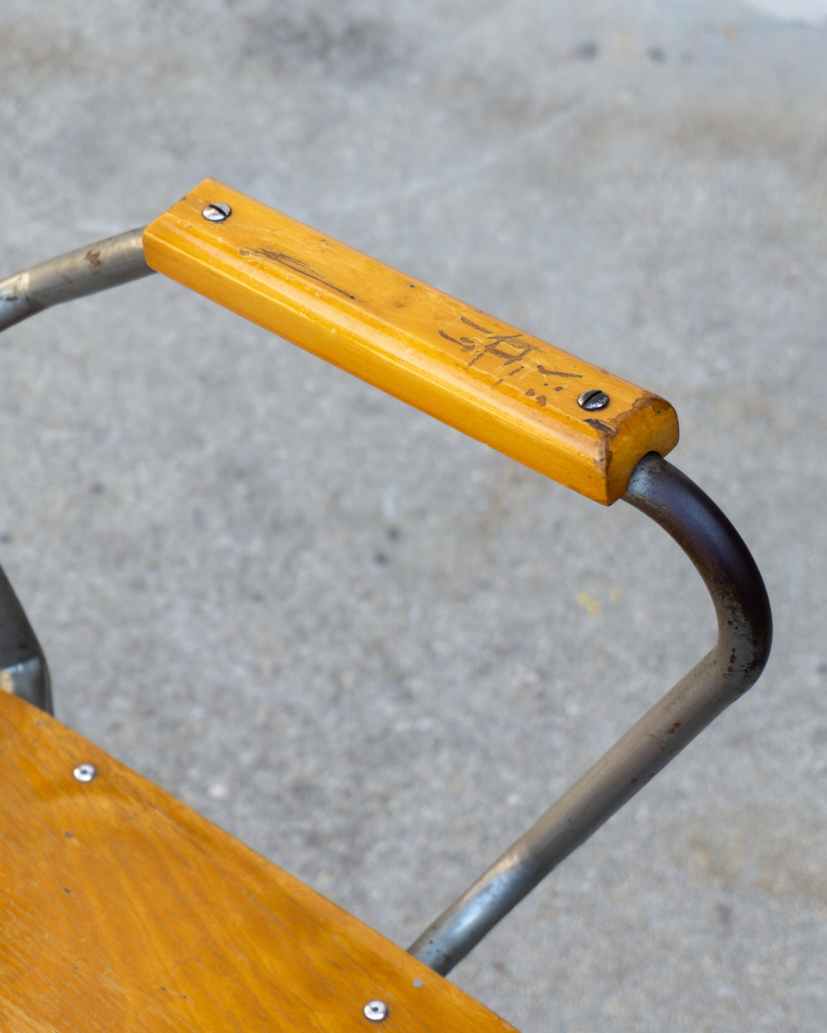 Sedia vintage da maestra con braccioli – anni '70