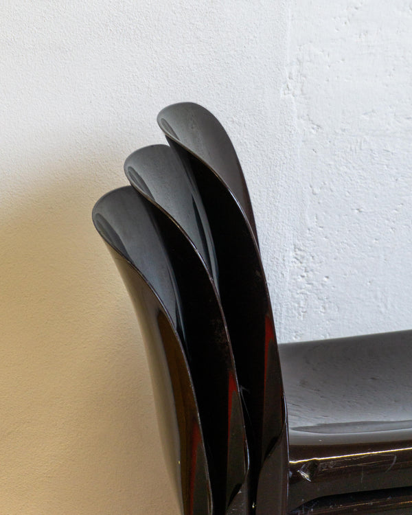 Tris di sedie Selene Artemide marroni – design Vico Magistretti
