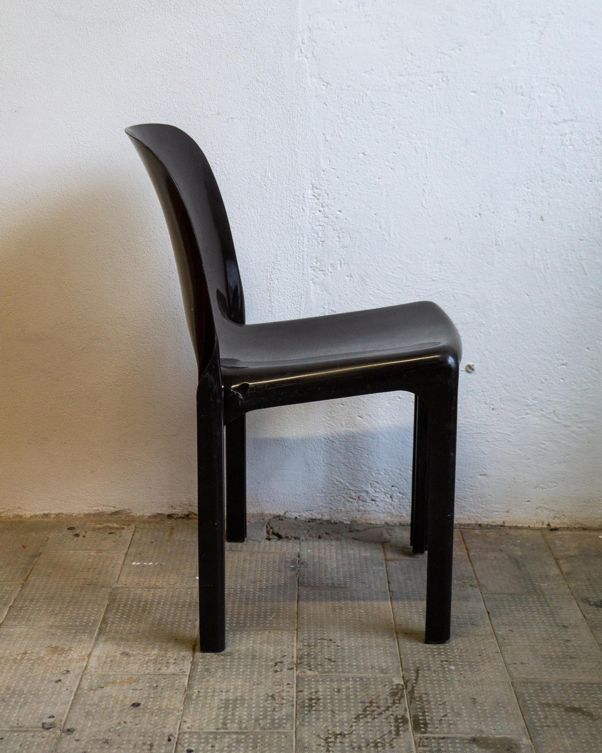 Tris di sedie Selene Artemide marroni – design Vico Magistretti