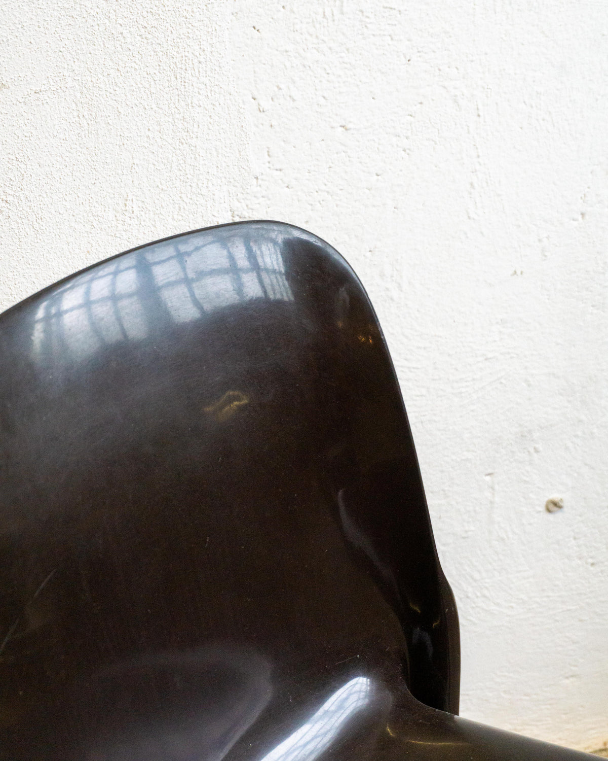 Tris di sedie Selene Artemide marroni – design Vico Magistretti