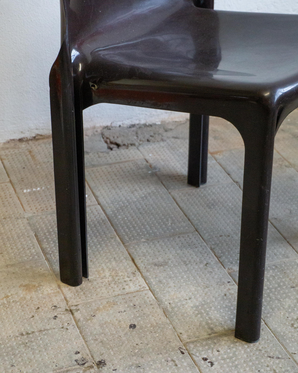 Tris di sedie Selene Artemide marroni – design Vico Magistretti