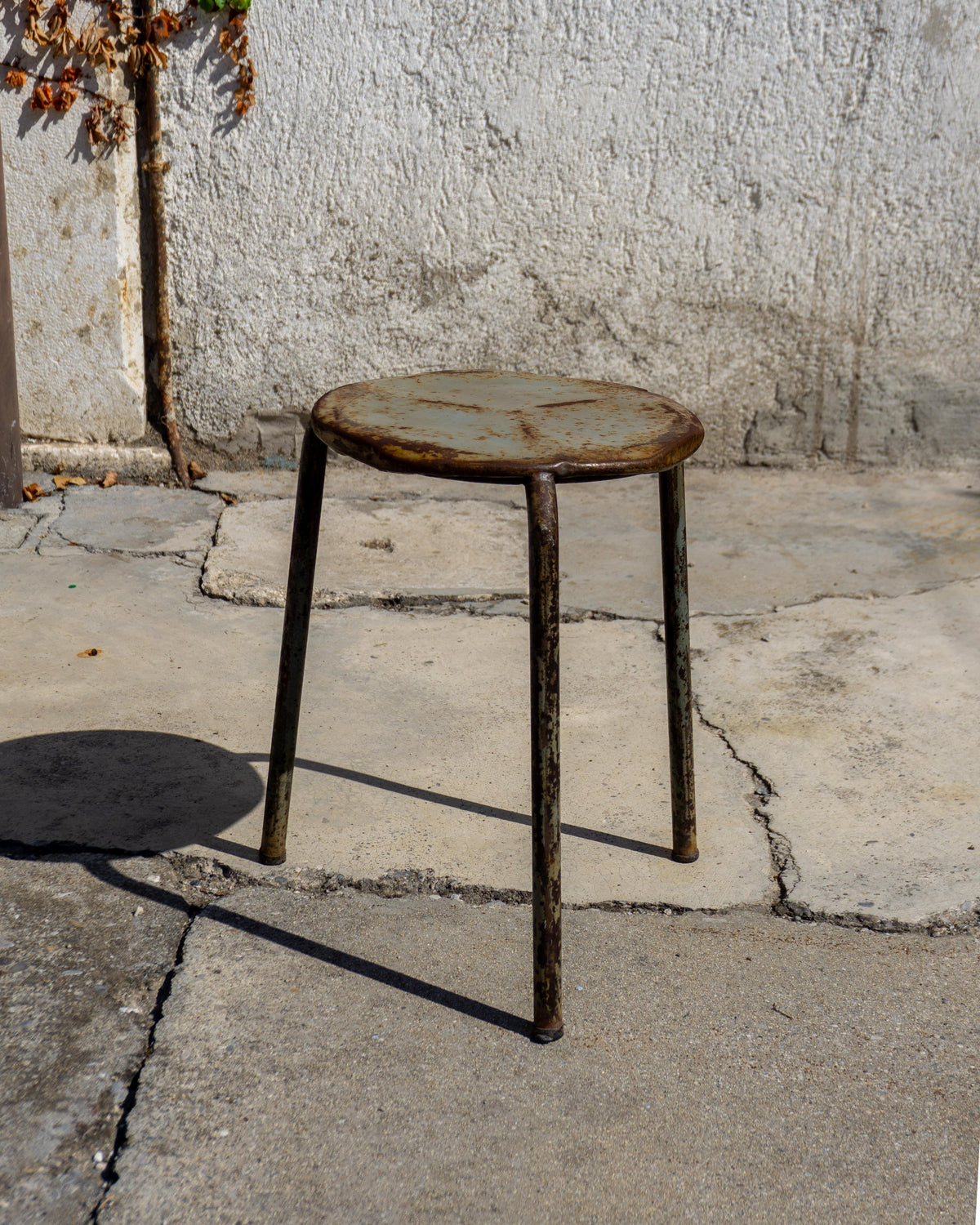 Sgabello industriale vintage in metallo a tre piedi – 1960