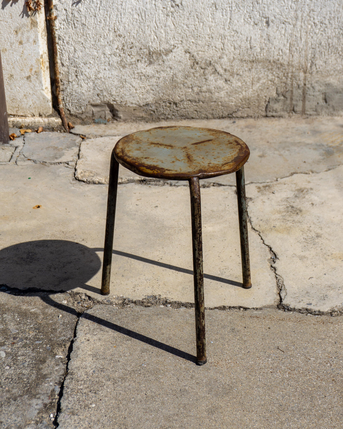 Sgabello industriale vintage in metallo a tre piedi – 1960