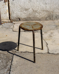 Sgabello industriale vintage in metallo a tre piedi – 1960