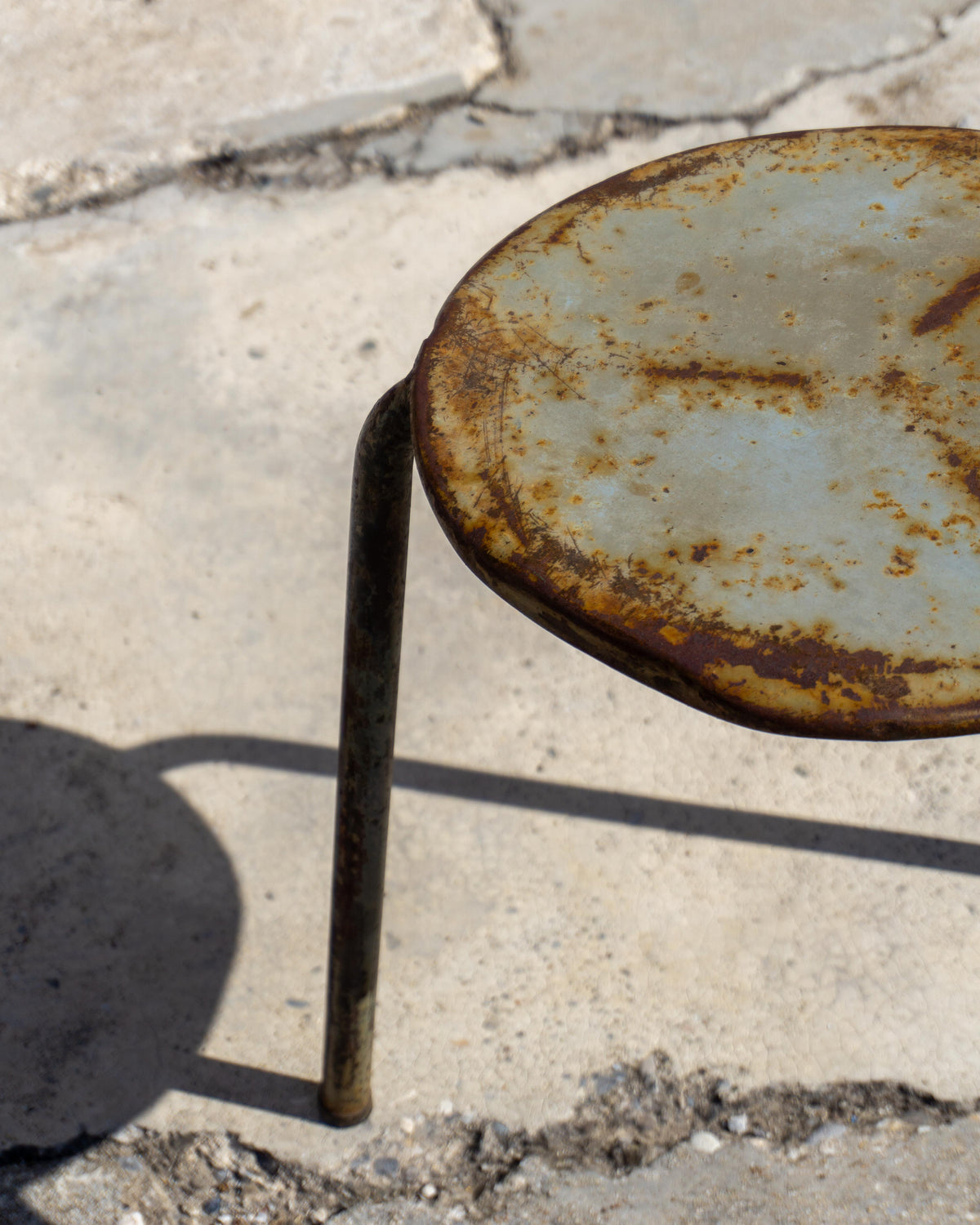 Sgabello industriale vintage in metallo a tre piedi – 1960
