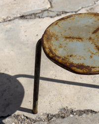Sgabello industriale vintage in metallo a tre piedi – 1960