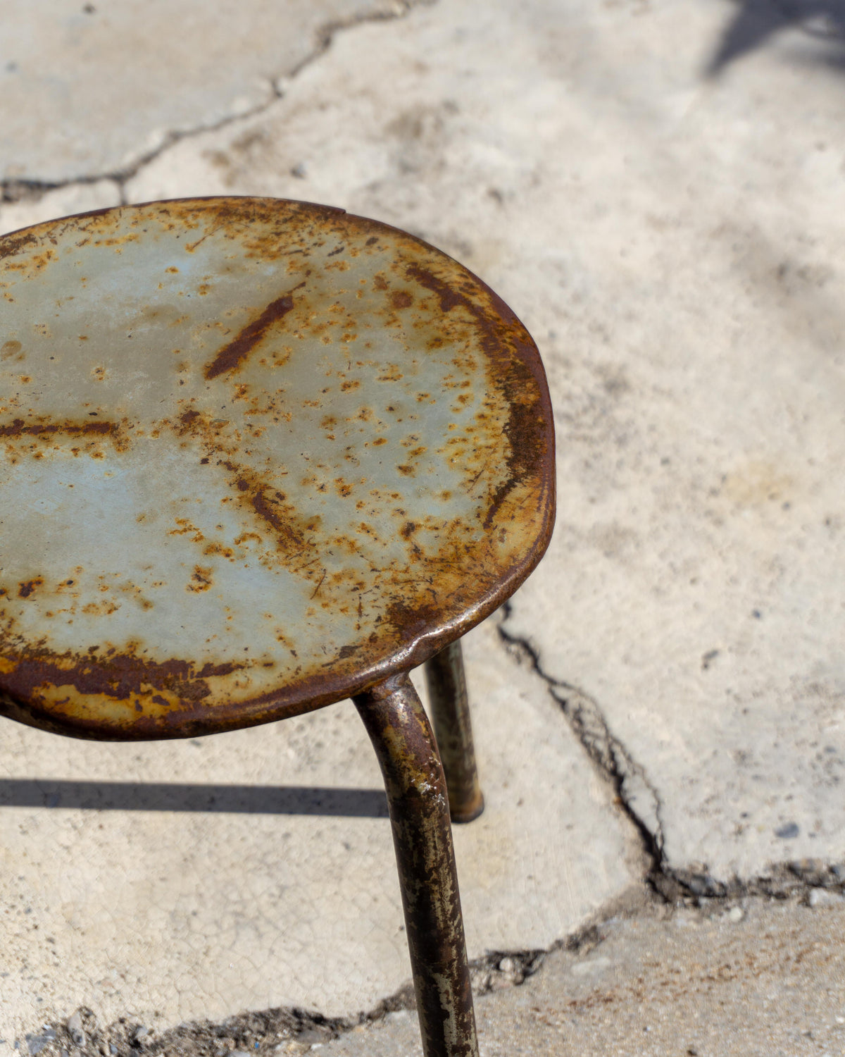 Sgabello industriale vintage in metallo a tre piedi – 1960