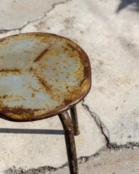 Sgabello industriale vintage in metallo a tre piedi – 1960