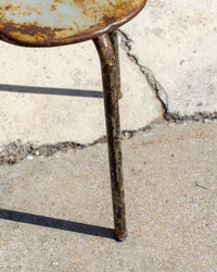 Sgabello industriale vintage in metallo a tre piedi – 1960