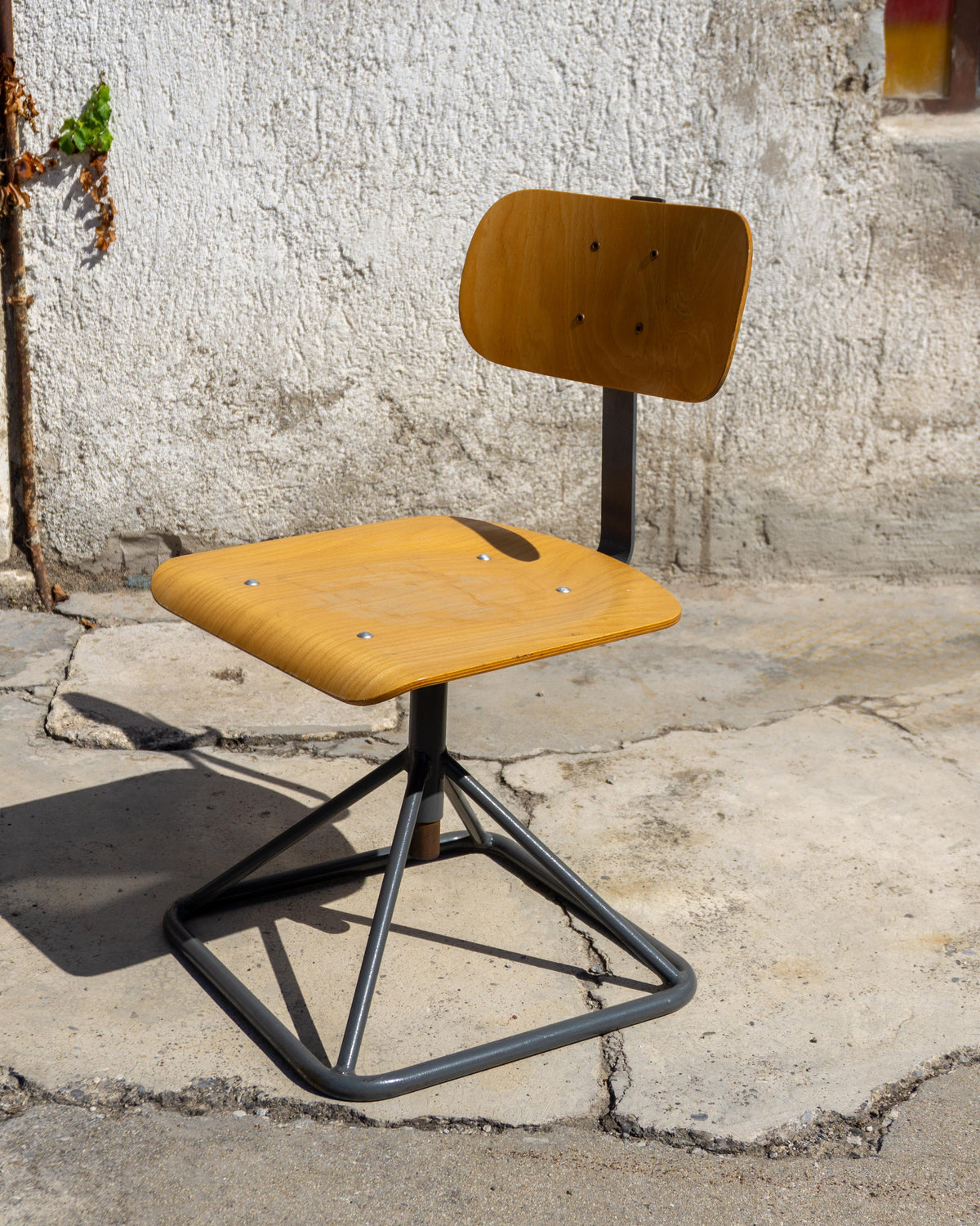 Sgabello basso vintage in legno e metallo con schienale regolabile – 1980