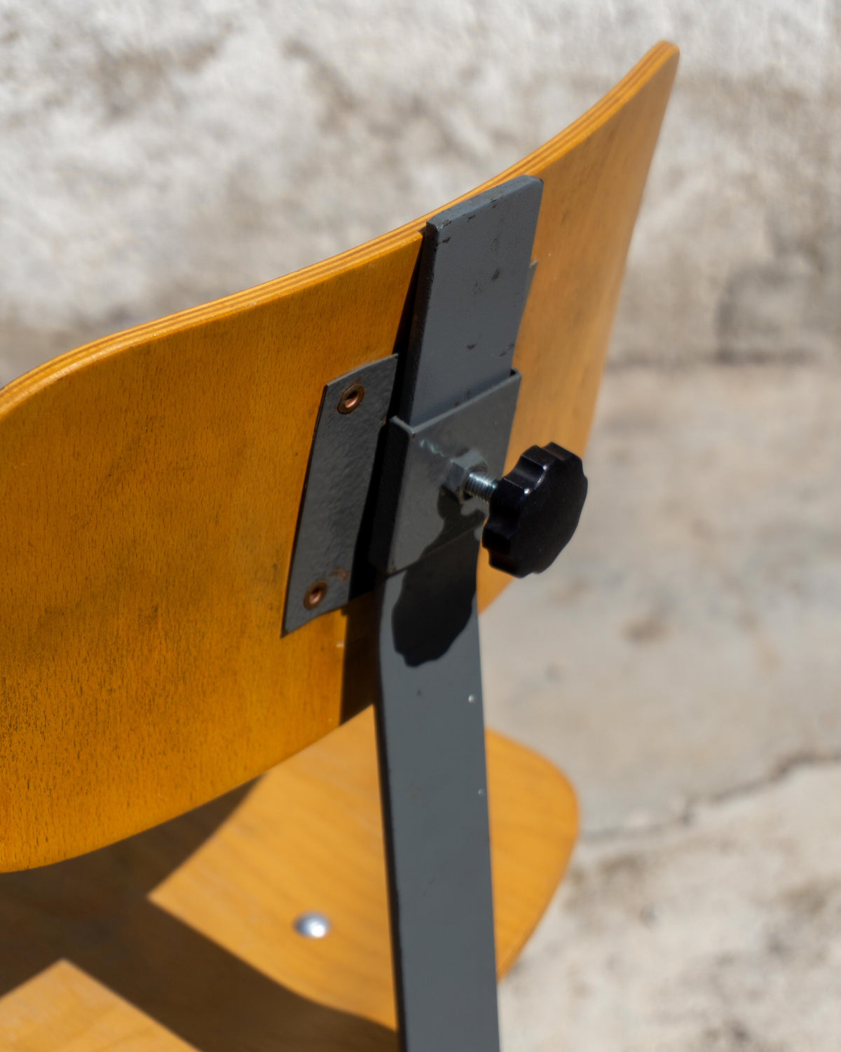 Sgabello basso vintage in legno e metallo con schienale regolabile – 1980