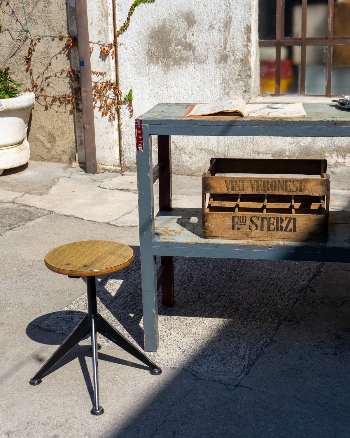 Sgabello basso vintage in legno e metallo con schienale regolabile – 1980