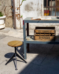 Sgabello basso vintage in legno e metallo con schienale regolabile – 1980