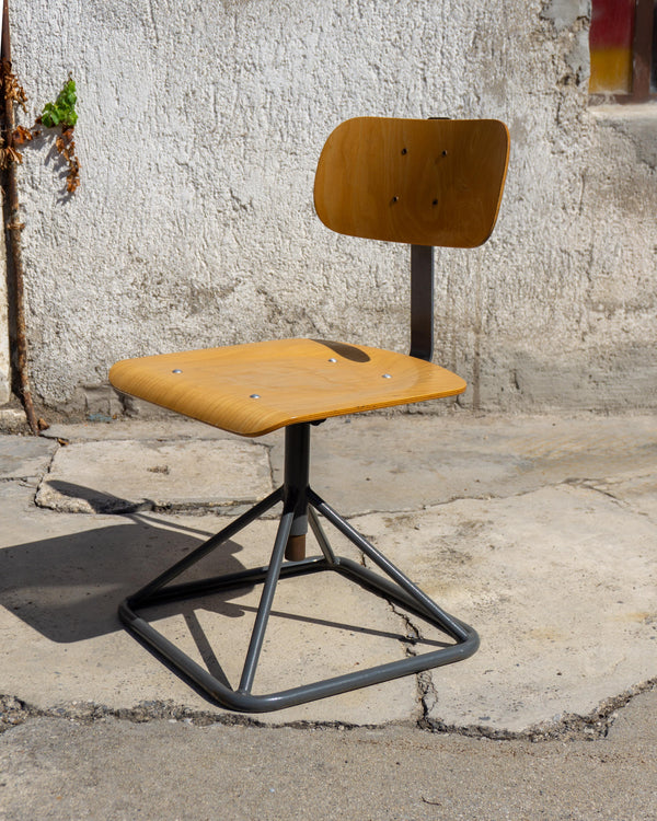 Sgabello basso vintage in legno e metallo con schienale regolabile – 1980