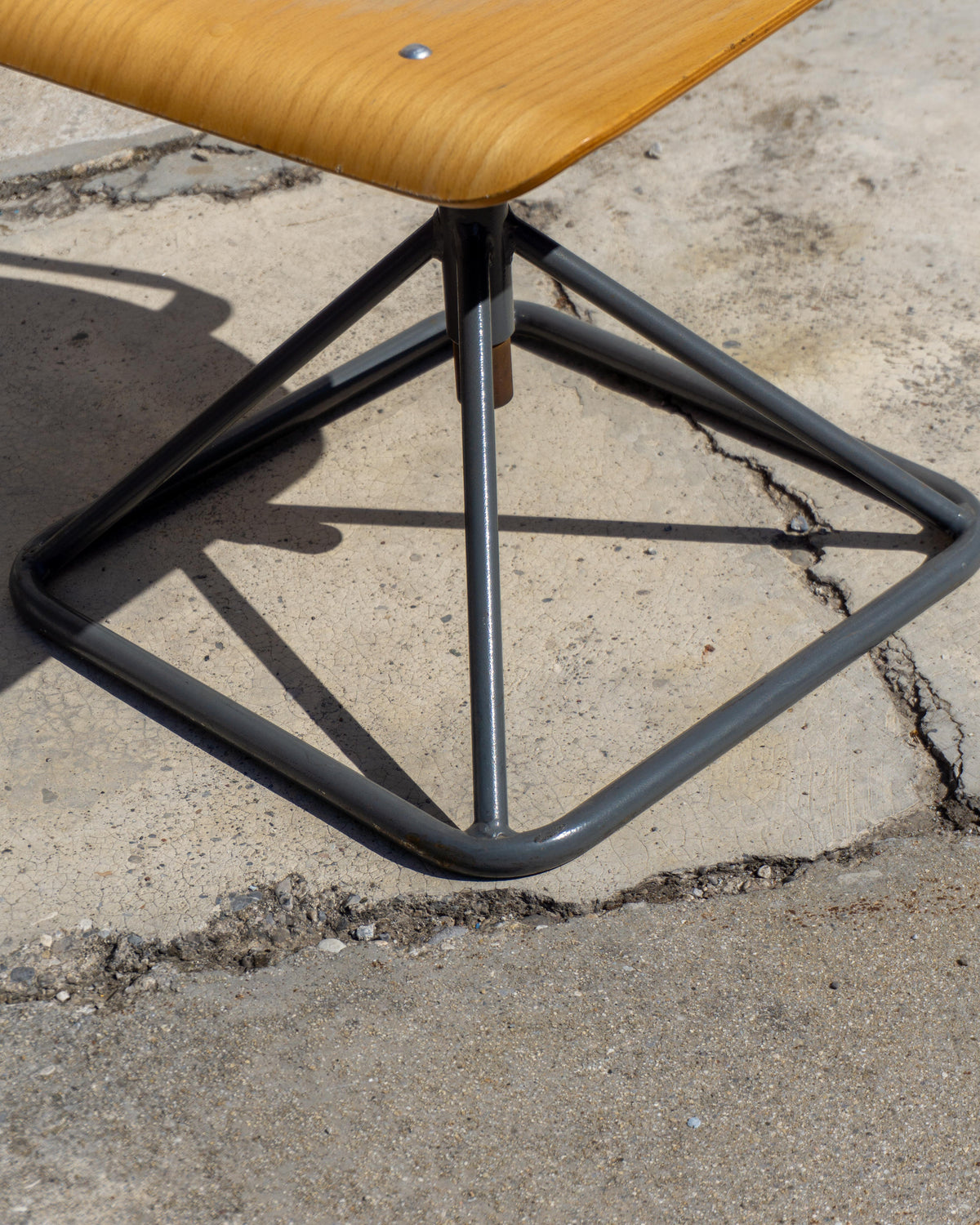 Sgabello basso vintage in legno e metallo con schienale regolabile – 1980