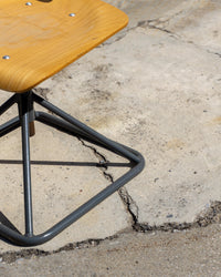 Sgabello basso vintage in legno e metallo con schienale regolabile – 1980
