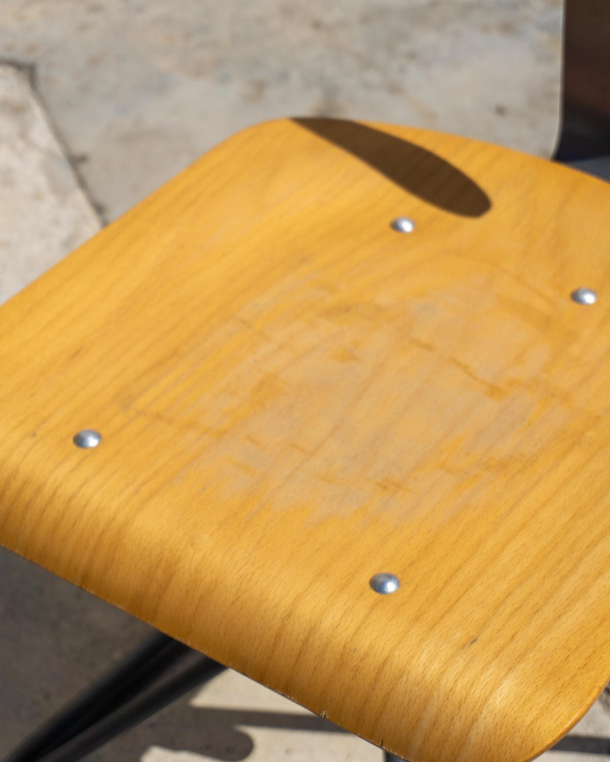 Sgabello basso vintage in legno e metallo con schienale regolabile – 1980