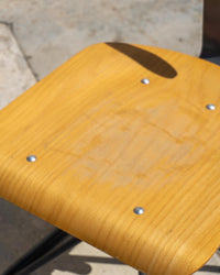 Sgabello basso vintage in legno e metallo con schienale regolabile – 1980