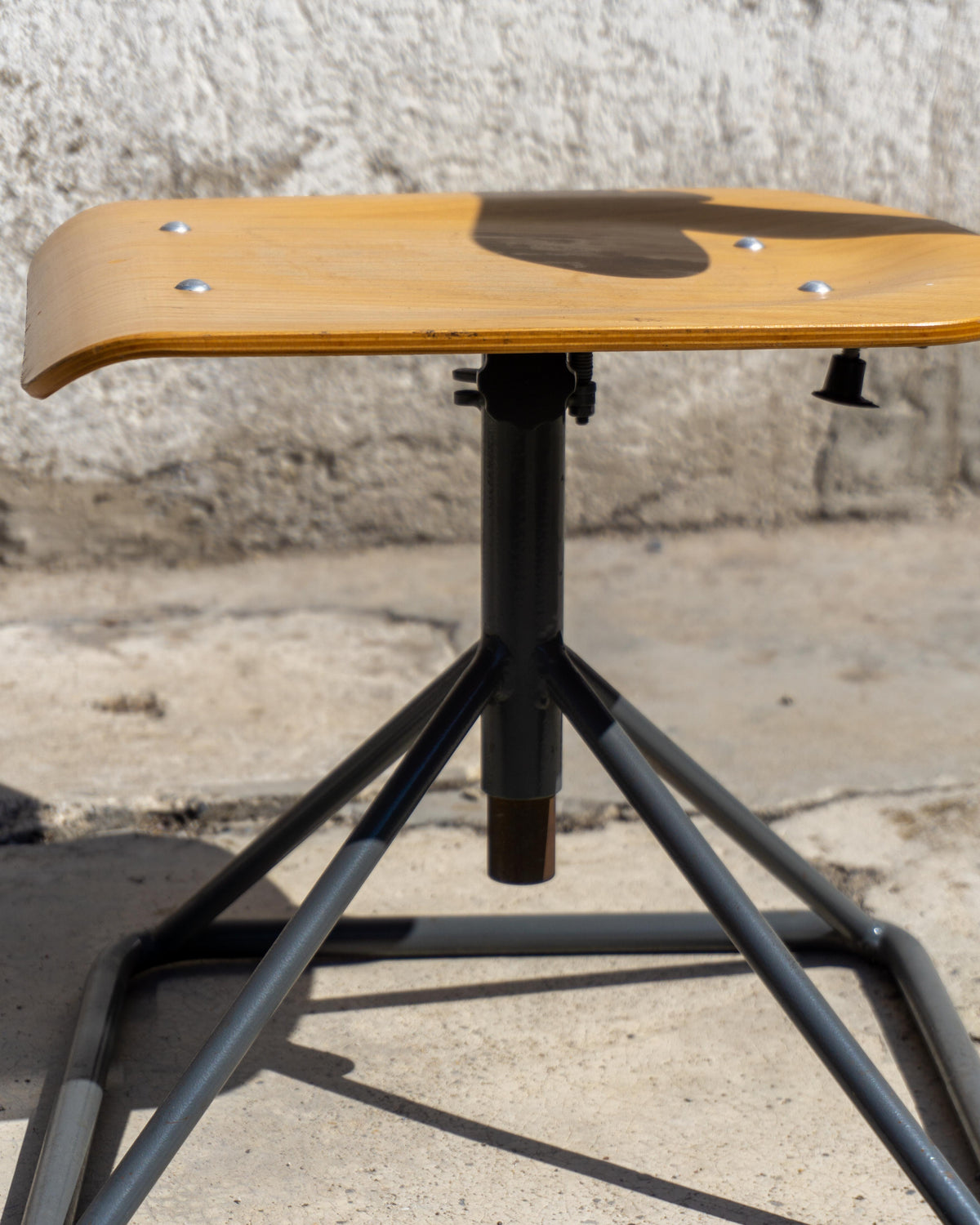 Sgabello basso vintage in legno e metallo con schienale regolabile – 1980