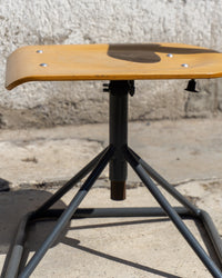 Sgabello basso vintage in legno e metallo con schienale regolabile – 1980