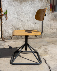 Sgabello basso vintage in legno e metallo con schienale regolabile – 1980